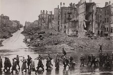 1200px-Kiev_Kreschatik_after_liberation_November_1943.jpg 1200px-Kiev_Kreschatik_after_liberation_November_1943.jpg